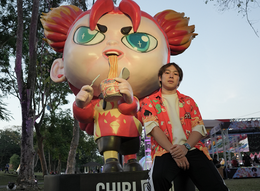 WD Willy bersama Chibi, maskot yang terinspirasi dari Mie Sedaap Ayam Jerit. (Foto: Dok. Mie Sedaap)