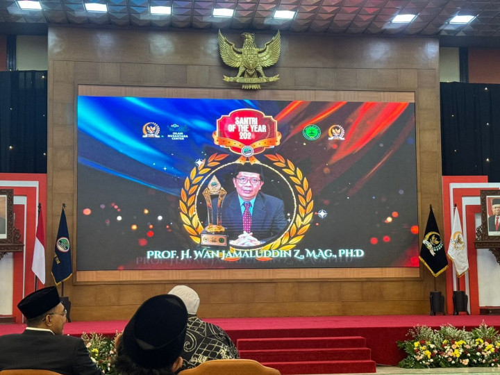 Selamat! Rektor UIN Raden Intan Lampung Prof Wan Jamaluddin Raih Penghargaan Santri Inspiratif