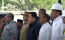 Wakil Ketua Umum Partai Gelora Fahri Hamzah (paling kiri berkacamata) bersama Presiden Jokowi dan Menteri ESDM Bahlil Lahadalia. Foto: Tangkapan layar YouTube Sekretariat Presiden