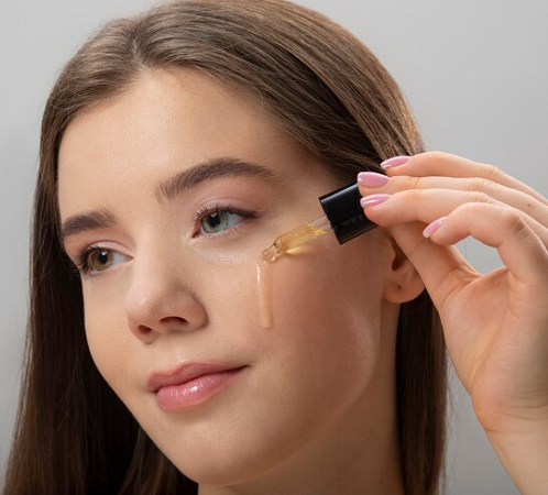 Vitamin C dan Niacinamide adalah bahan aktif serum yang dianggap efektif mengatasi kulit kusam. (Foto: Ilustrasi. Dok. Freepik.com)