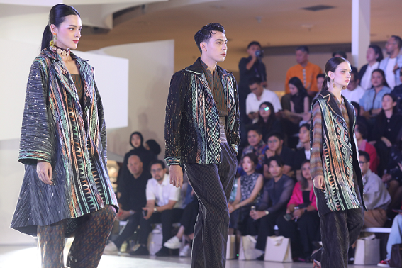 Koleksi IKAT Indonesia by Didiet Maulana di pagelaran busana Fashion Nation's 18th Edition, Senayan City. (Foto: Dok. Istimewa)