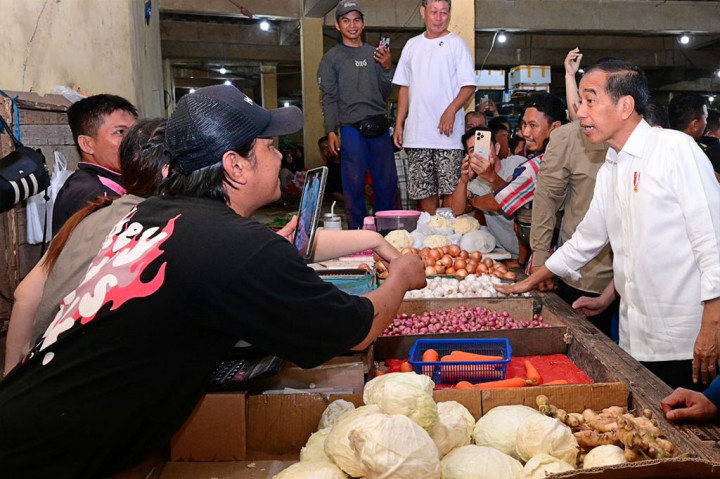 Jokowi Kunjungi Pasar Pontianak, Cek Harga Sembako Sekaligus Pamitan