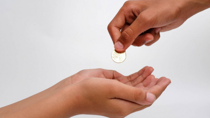 Bersedekah saat Masih Terlilit Hutang, Bagaimana Hukumnya?