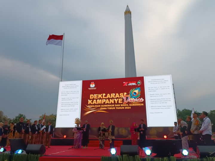 Deklarasi Kampanye Damai, 3 Paslon Pilgub Jatim Kompak Pakai Baju Adat
