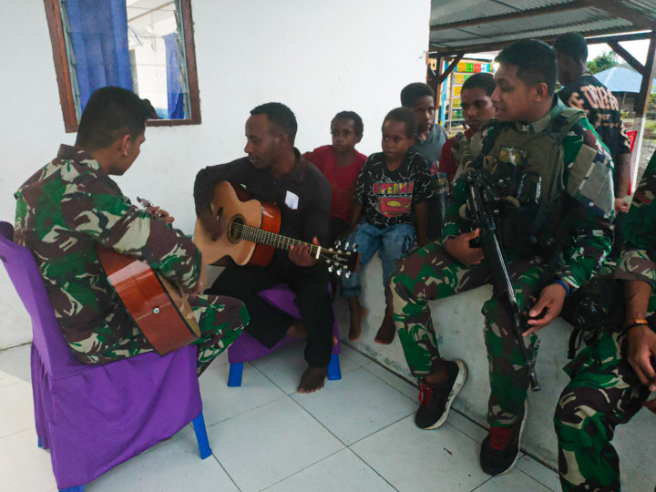 Mengintip Kegiatan Komsos TNI di Papua, Seperti Apa?