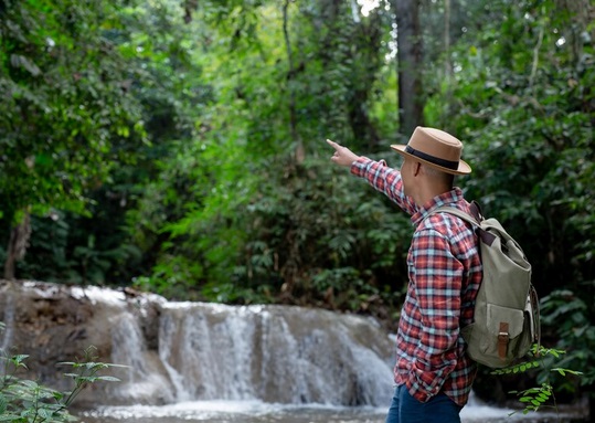 Para traveler asal Indonesia sekarang lebih mencari destinasi yang meaningfull. Ilustrasi: Freepik