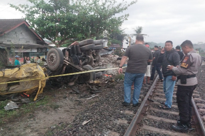 Sebuah Truk Tertabrak Kereta di Perlintasan Sentolo-Rewulu Yogyakarta