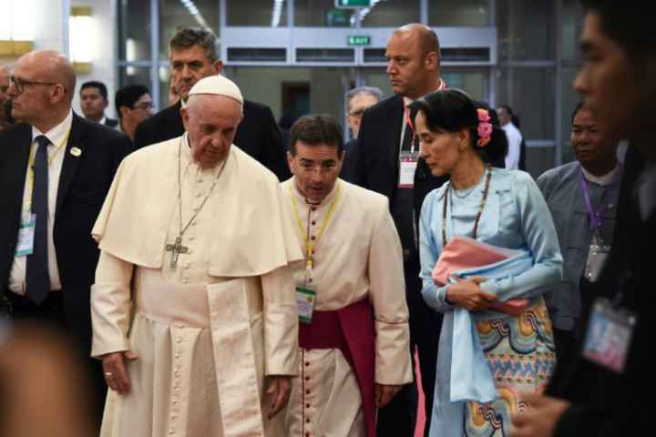 Khawatir Situasi di Myanmar, Fransiskus Tawarkan Perlindungan ke Suu Kyi