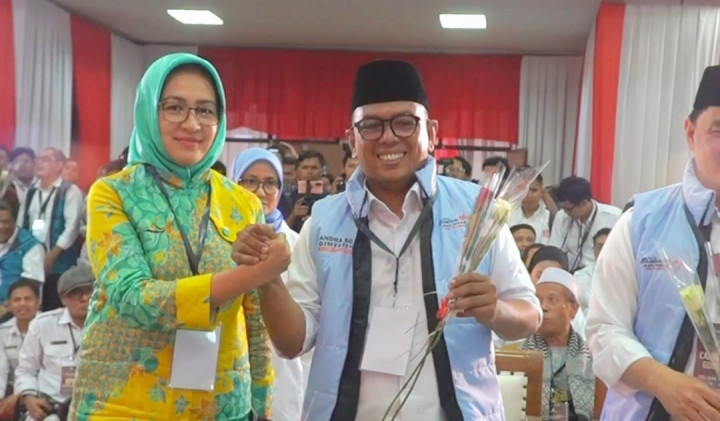 Airin Sampaikan Pesan Persahabatan Kepada Andra Melalui Bunga Mawar