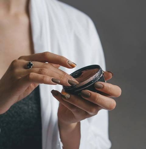 Tetap Bersih nan Cantik! Begini 5 Cara Bersihkan Kuku Tangan