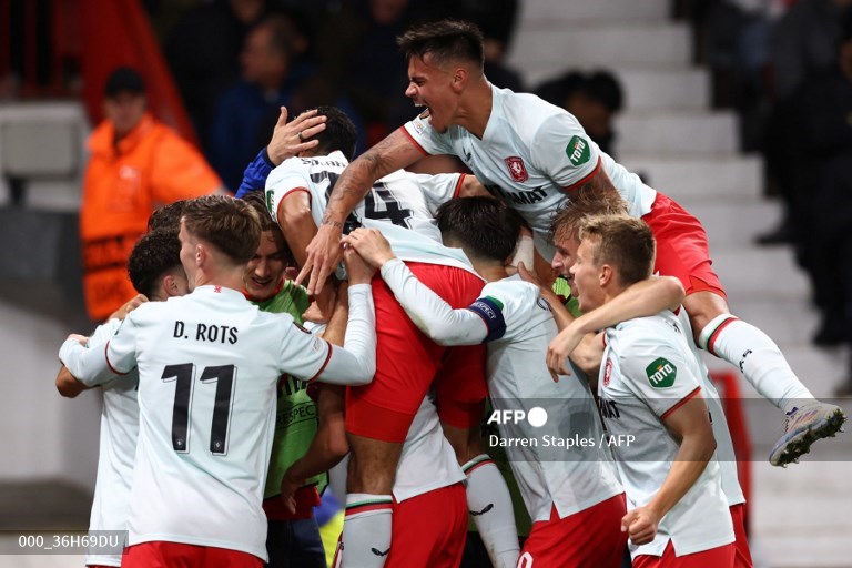 Mees Hilgers (atas) ikut merayakan gol Sam Lammers ke gawang MU-Foto AFP