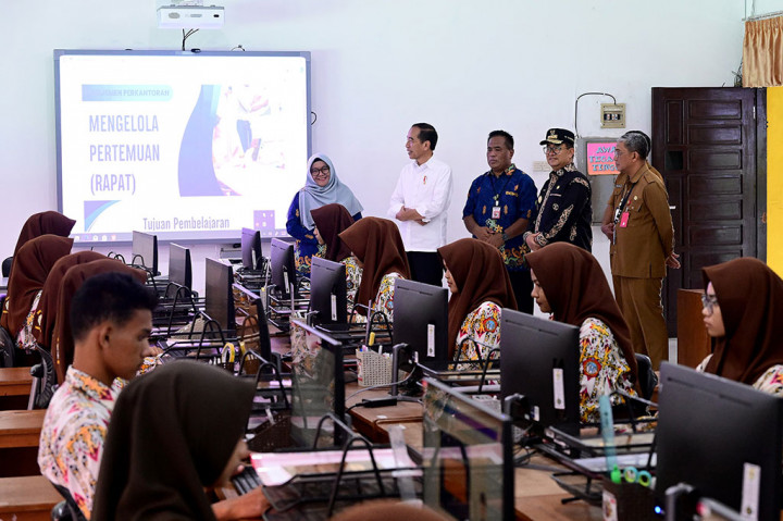 Momen Jokowi Tinjau dan Bagi Sepeda di SMK Negeri 1 Tanah Grogot