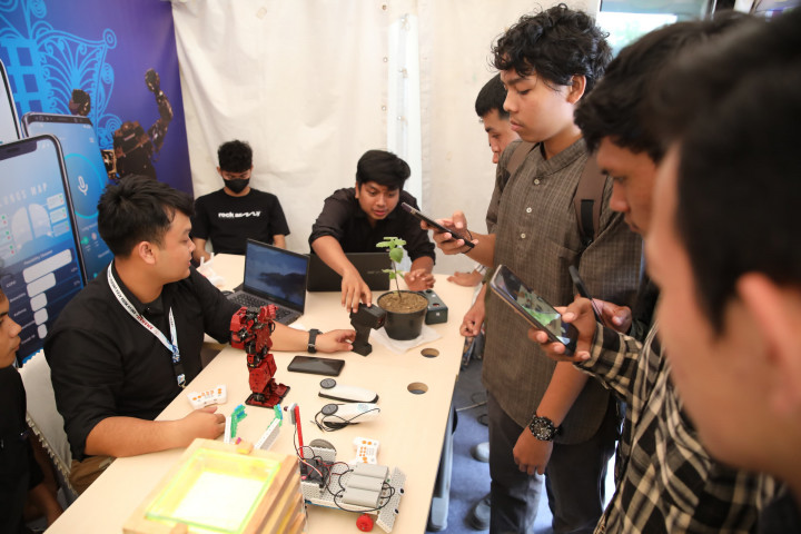 Robot Inovasi Anak Muda Aceh Diserbu di Pameran IPCE 2024