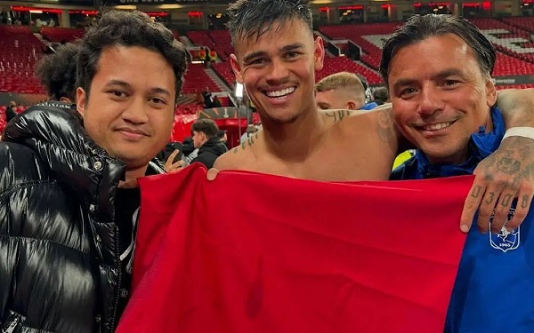 Viral, Mees Hilgers Bentangkan Bendera Merah Putih di Old Trafford