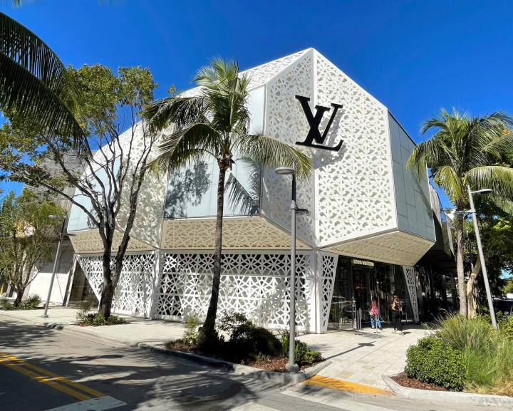 Desain <i>Eye Cathing</i> Toko Louis Vuitton