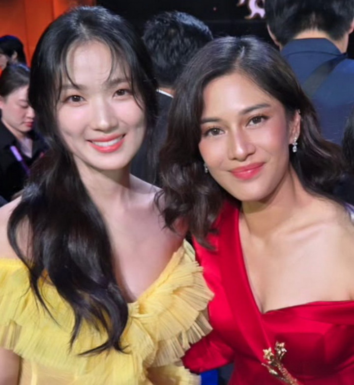 Foto Bareng Kim Hye Yoon, Dian Sastro Bikin Netizen Salah Fokus