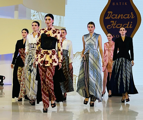 'Kembang Parang' Koleksi Klasik nan Elegan Batik Danar Hadi di Perayaan ke-57 Tahun