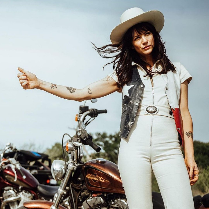 Lana Del Rey Resmi Dinikahi Pawang Buaya