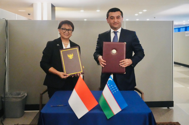 Menlu Retno Marsudi bersama Menlu Uzbekistan Bakhtiyar Saidov di sela Sidang Majelis Umum PBB di New York, AS, 27 September 2024. (Kemenlu RI)