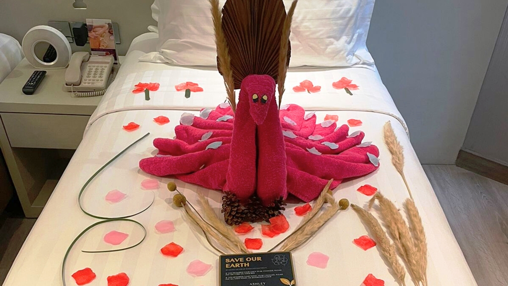 Saat memasuki kamar, kamu kerap melihat hiasan handuk seperti ini. Di Ashley Hotel Group Wahid Hasyim. hiasan melipat handuk dijadikan kompetisi antar staf. Dok. Ist