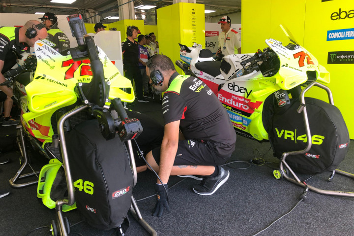Melihat Kesibukan Pitbox Pertamina Enduro VR46 RT di Mandalika