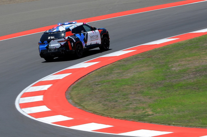Ketika Safety Car Keluar, Ada 3 Dokter yang Dibawa