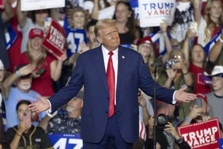 Kecam Keras Imigran Gelap di AS, Trump Sebut Harris ‘Cacat Mental'