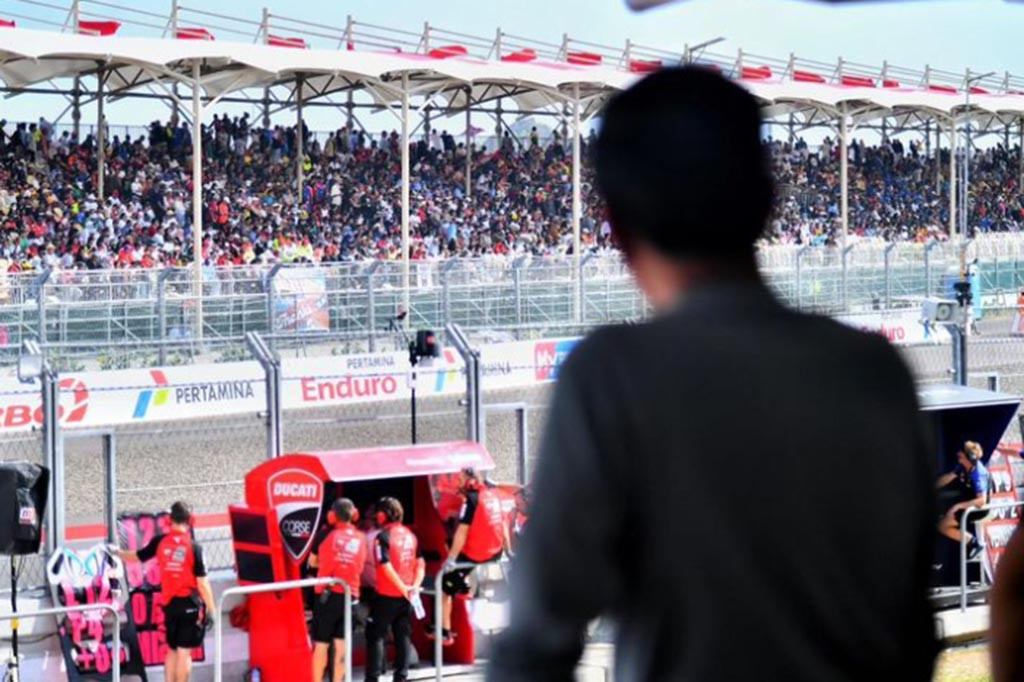 Jokowi Saksikan dan Serahkan Trofi Juara GP Indonesia 2024