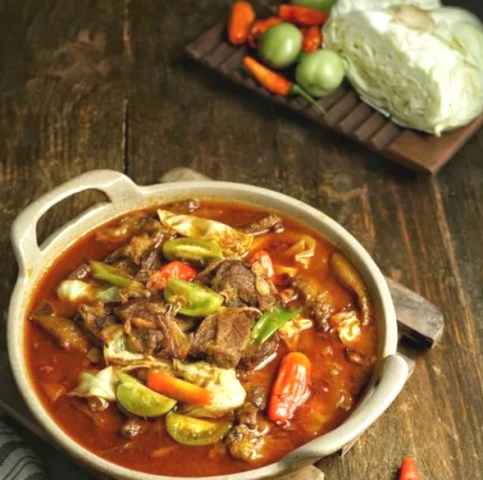 Penggemar tongseng mana suaranya? Simak cara buat tongseng kikil sapi di bawah ini ya! (Foto: Dok. Endeus TV)
