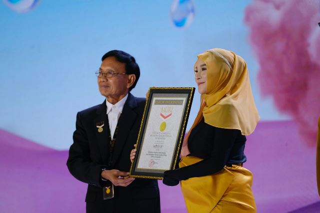 Penyerahan Rekor MURI oleh Jusuf Ngadri (Direktur Operasional MURI) kepada Shandy Purnamasari, Founder KGI. (Foto: Dok. Istimewa)