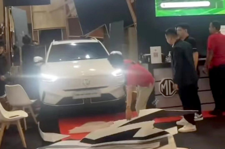 Booth MG di GIIAS Bandung 2024 Ditabrak Mobil, Gara-Gara Pengunjung