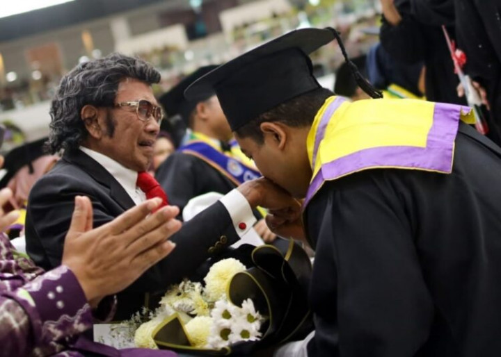 Bahagianya Rhoma Irama Anak Diwisuda dari UMS, Bagikan Pesan Ini Buat Wisudawan