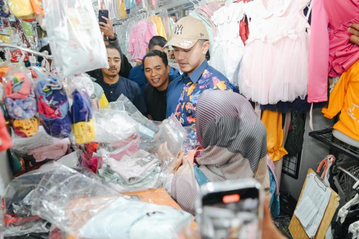 Blusukan ke Pasar Panorama Lembang, Kaesang Kampanyekan Edi-Unjang