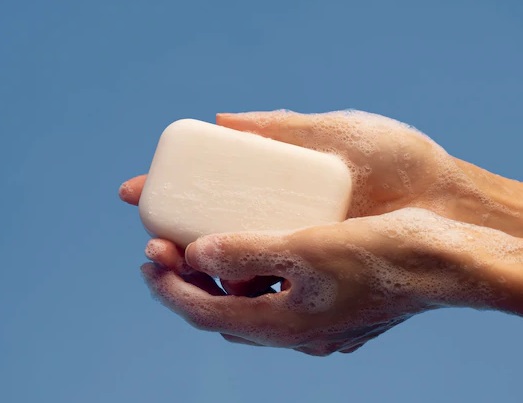 Ketahui! Ini Risiko dan Potensi Bahaya Berbagi Sabun Batangan