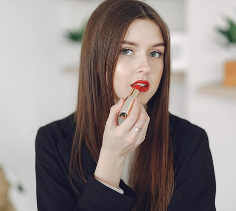 Lipstik merah mencerminkan karakter seorang wanita yang cerdas dan tegas. (Foto: Ilustrasi. Dok. Freepik.com)