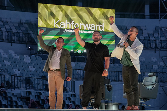 Salman Subakat dan Khabib Nurmagomedov dalam acara Kahforward 2024. (Foto: Dok. Istimewa)