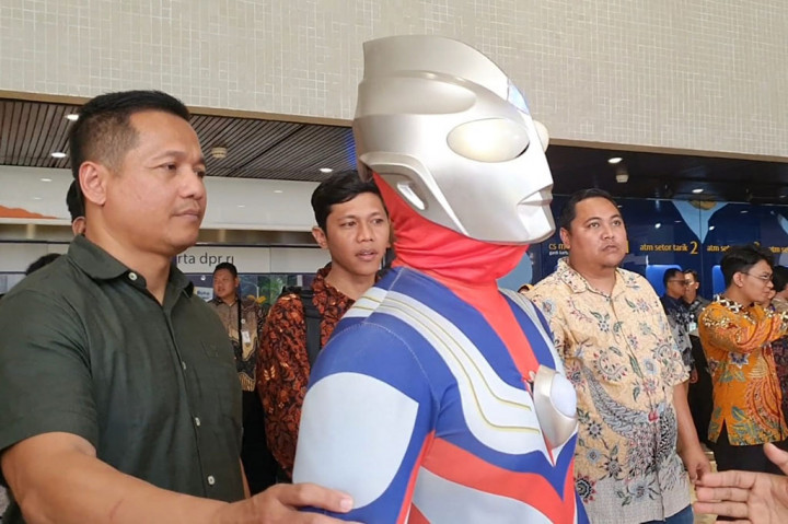 Momen 'Ultraman' Dilantik Jadi Anggota DPR