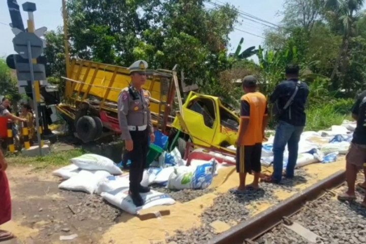 Truk Muatan Pakan Ternak Tertabrak KA Pandalungan di Probolinggo