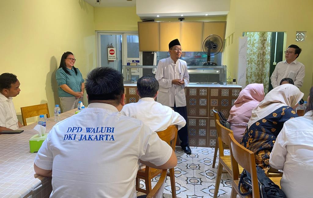Ketua Bidang Ukuwah dan Kerukunan Umat Beragama MUI Provinsi DKI Jakarta Gunadi (tengah) bersama Ketua Panitia dari Walubi Suprionoto Wijaya (kanan) memperkenalkan makanan vegetarian sebagai makanan halal. (Foto: Dok. Walubi)
