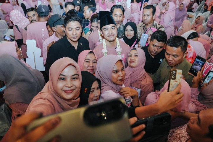 Kaesang Ajak Masyarakat Jember Menangkan Gus Fawait