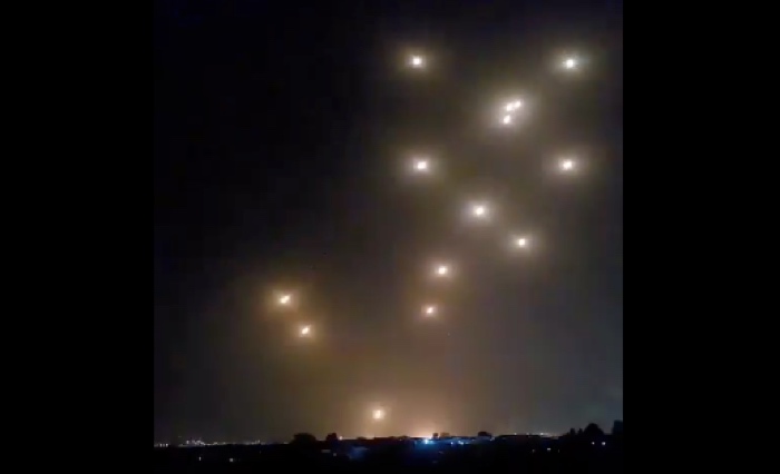 Ratusan Rudal Dilepaskan Iran ke Israel, Sirene Darurat Menyala di Tel Aviv