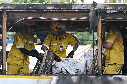 Proses Evakuasi Korban Tewas Kebakaran Bus Sekolah di Thailand