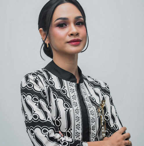 Andien terlihat anggun mengenakan blouse batik motif parang. (Foto: Dok. Instagram/@andienaisyah)