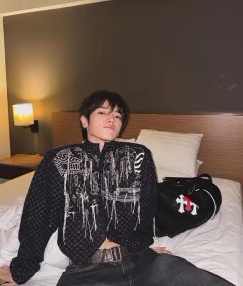 Taeyong pakai Batik Gedog khas Tuban (Foto: Instagram)