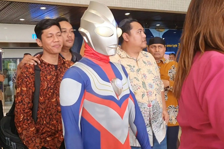 5 Fakta Menarik Ultraman Tiga, Kostum yang Dipakai Anggota DPR saat Pelantikan 2024