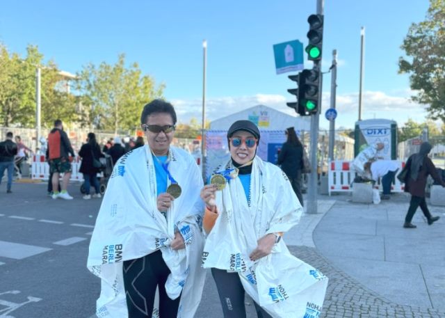Bersama sang istri, Menkes menyelesaikan 42 Km lari maraton di Berlin. (Foto: Dok. Birkom Kemenkes)