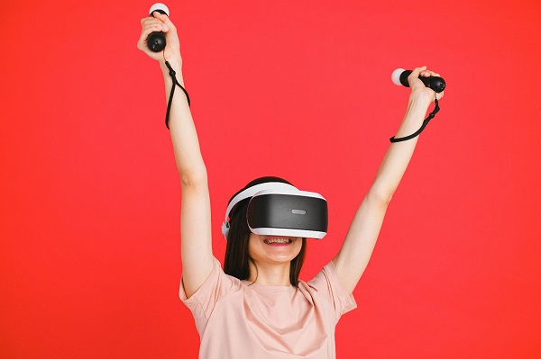 Teknologi Virtual Reality (VR) yang sedang digunakan untuk menjelajahi dunia virtual. VR menggunakan headset khusus untuk menciptakan pengalaman imersif yang realistis. (Foto: Pexels)