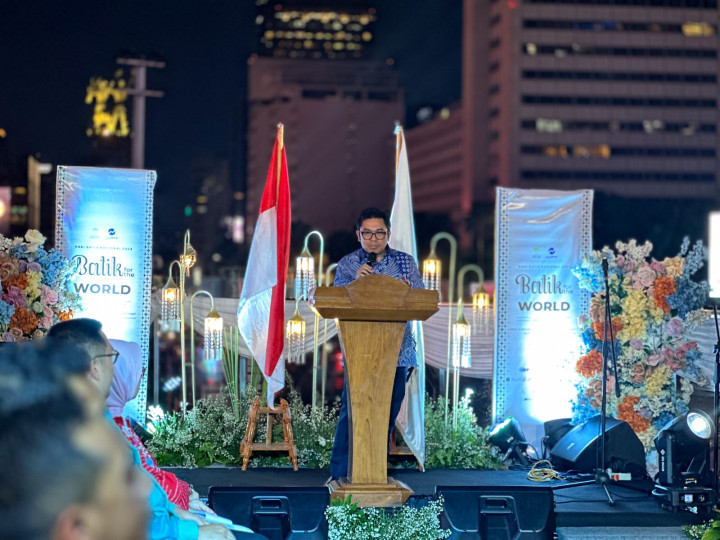 Kolaborasi HIPMI dan TransJakarta Meriahkan Hari Batik Nasional dengan Fashion Show di Halte