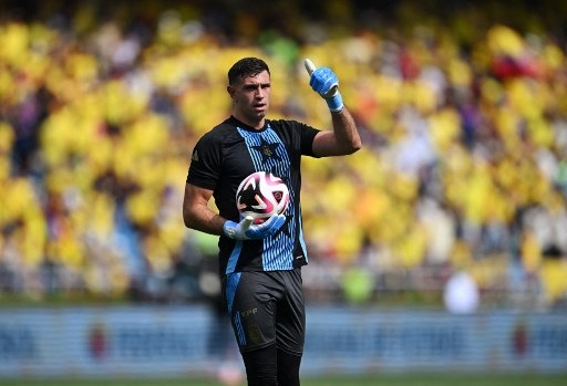 Kiper Emiliano Martinez Kena Sanksi FIFA