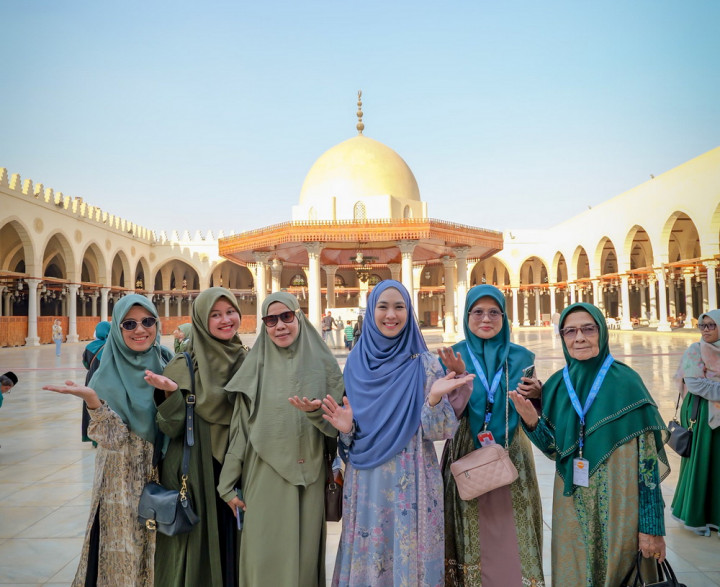 Oki Setiana Dewi Kejutkan Ippho Santosa dan Pengusaha Propolis di Mesir